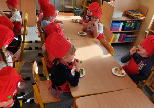 Dzieci przygotowują koreczki z warzyw.