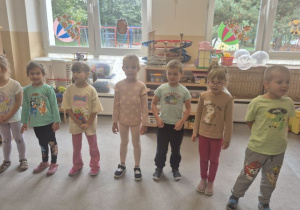 Dzieci świętują 5 urodziny kolegi i koleżanki.