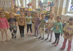 Dzieci świętują 5 urodziny kolegi i koleżanki.