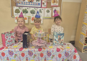 Dzieci świętują 5 urodziny kolegi i koleżanki.