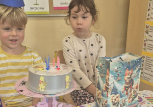 Dzieci świętują 5 urodziny kolegi i koleżanki.