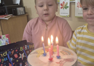 Dzieci świętują 5 urodziny kolegi i koleżanki.
