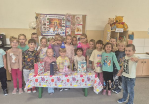 Dzieci świętują 5 urodziny kolegi i koleżanki.
