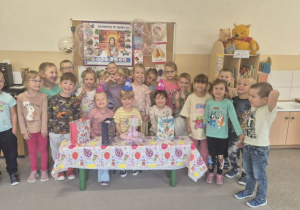 Dzieci świętują 5 urodziny kolegi i koleżanki.