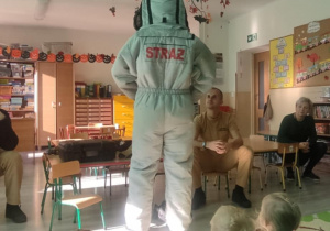 Strażak w jednym ze strojów.