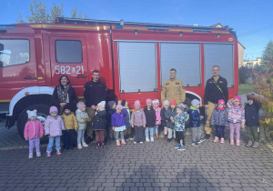 Zdjęcie grupowe ze strażakami.