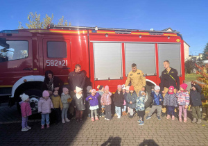 Zdjęcie grupowe z strażakami.