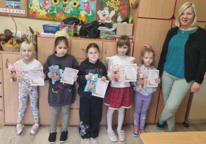 Uczestniczki konkursu wraz z panią i dyplomami.