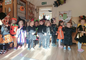 Dzieci bawią się i tańczą na balu Halloween.