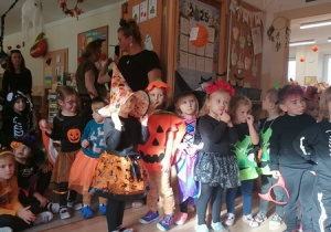 Dzieci bawią się i tańczą na balu Halloween.