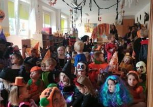 Dzieci bawią się i tańczą na balu Halloween.