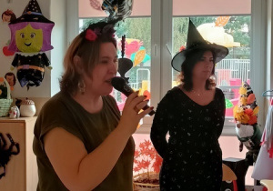 Dzieci bawią się i tańczą na balu Halloween.