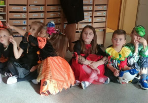 Dzieci bawią się i tańczą na balu Halloween.