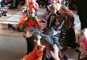 Dzieci bawią się i tańczą na balu Halloween.