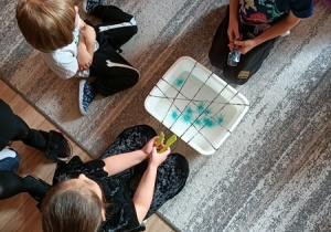 Dzieci bawią się i tańczą na balu Halloween.