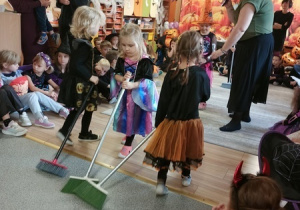 Dzieci bawią się i tańczą na balu Halloween.