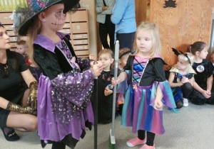 Dzieci bawią się i tańczą na balu Halloween.