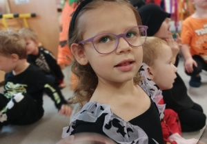 Dzieci bawią się i tańczą na balu Halloween.