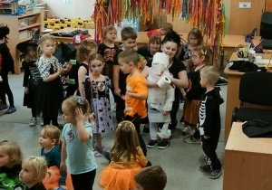 Dzieci bawią się i tańczą na balu Halloween.