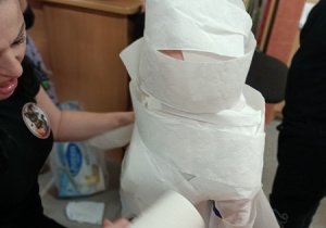 Dzieci bawią się i tańczą na balu Halloween.