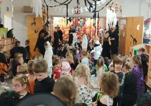 Dzieci bawią się i tańczą na balu Halloween.