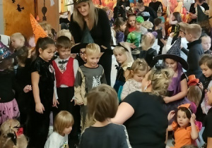 Dzieci bawią się i tańczą na balu Halloween.