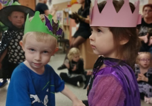 Dzieci bawią się i tańczą na balu Halloween.