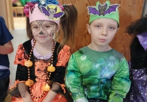 Dzieci bawią się i tańczą na balu Halloween.