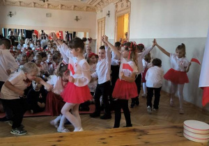 Przegląd przedszkolnych prezentacji z okazji Dnia Niepodległości.