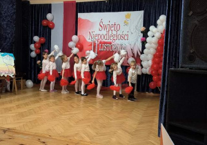 Przegląd przedszkolnych prezentacji z okazji Dnia Niepodległości.