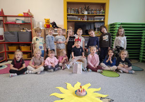 Zdjęcie grupowe z jubilatem.