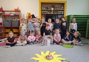 Zdjęcie grupowe z jubilatem.