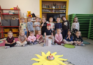 Zdjęcie grupowe z jubilatem.