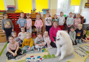 Zdjęcie grupowe z samojedem i opiekunem.