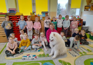 Zdjęcie grupowe z samojedem i opiekunem.