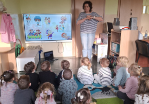 Dzieci słuchają Pani dietetyk.