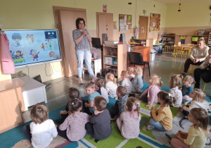 Dzieci słuchają Pani dietetyk.