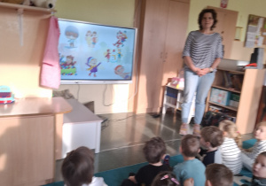 Dzieci słuchają Pani dietetyk.