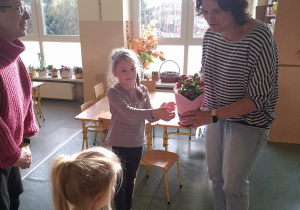 Dzieci wręczają Pani dietetyk podziękowania.