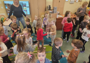 Dzieci tańczą Misie Dwa.