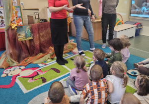 Panie przemawiają do dzieci przed spektaklem.