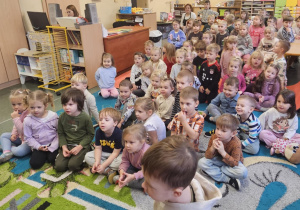 Dzieci jako widownia w teatrze.