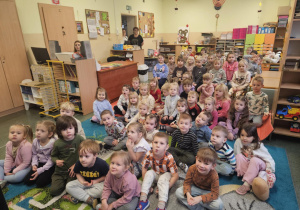 Dzieci jako widownia w teatrze.