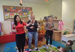 Panie przedstawiają postacie z teatrzyku.