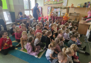 Dzieci jako widownia w teatrze.