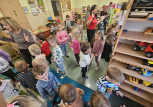 Dzieci tańczą Misie Dwa