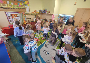 Dzieci tańczą Misie Dwa