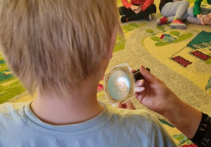 Dziecko wróży sobie z cienia.