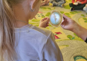 Dziecko wróży sobie z cienia.