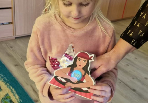 Dziecko wróży sobie z cienia.